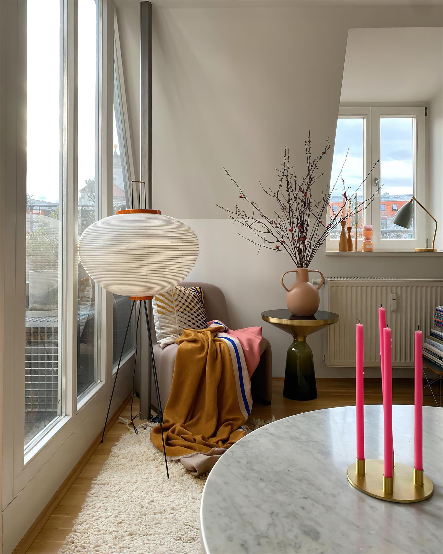 Akari 10A Floor Lamp – 19.7″ White | Docos