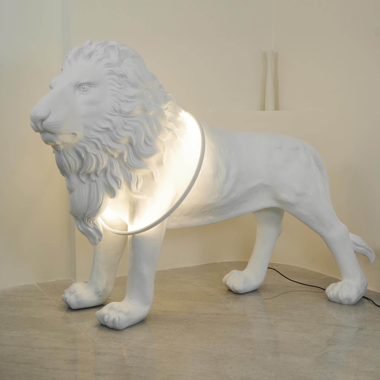 Löwen-Stehlampe 74,8″-51″