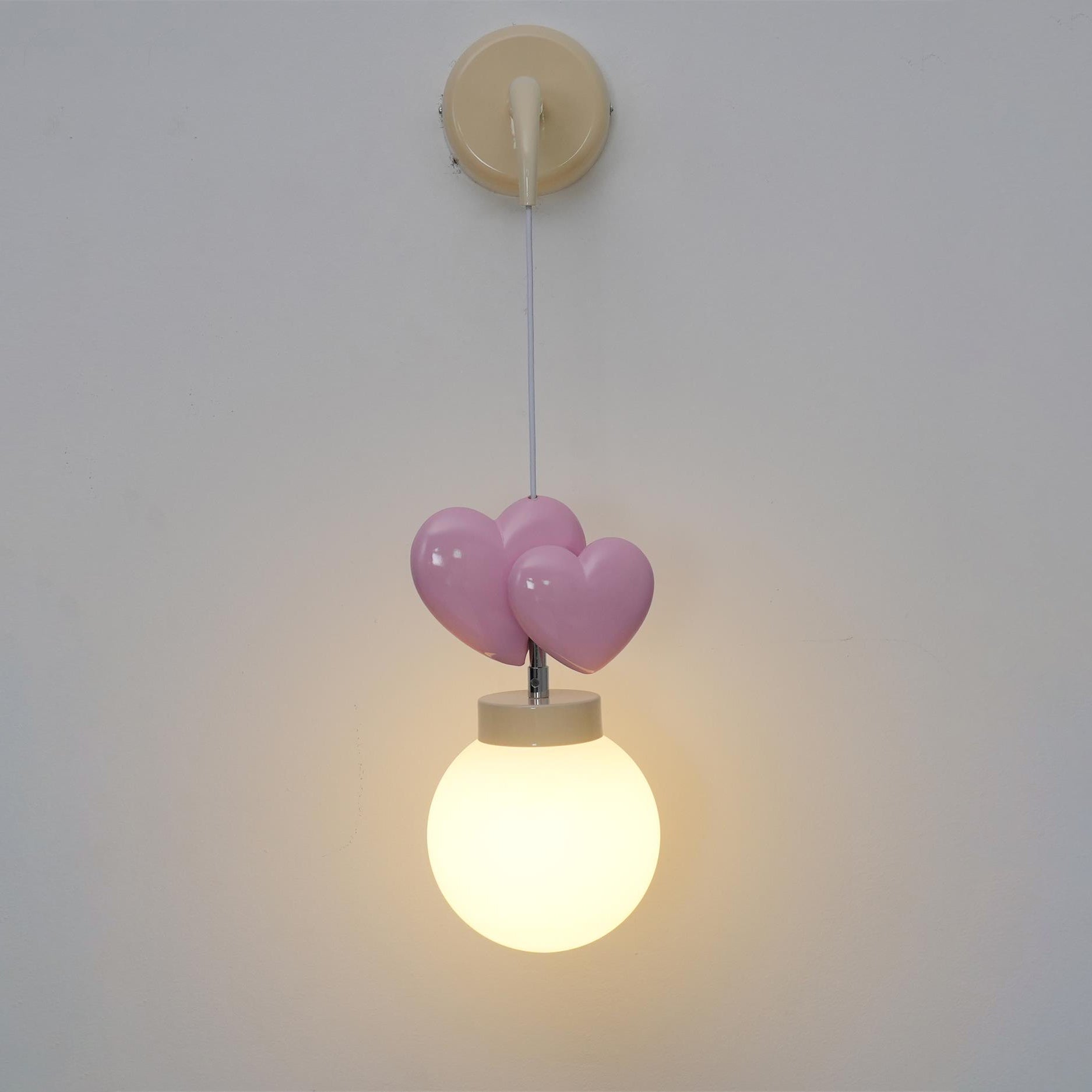 Lámpara de pared Pokoch Love 5,9″- H 11,1″