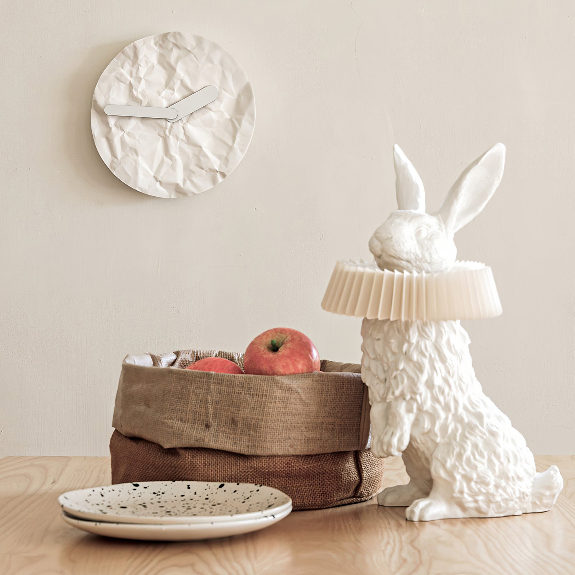 مصباح طاولة من الراتنج الأبيض على شكل أرنب