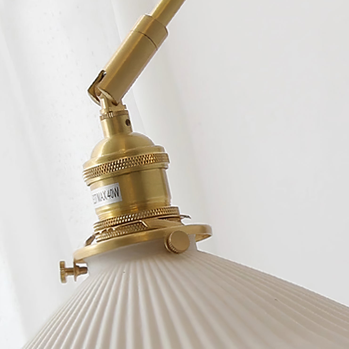 Lámpara de pared con brazo oscilante Silverton 8.2″- 4.7″