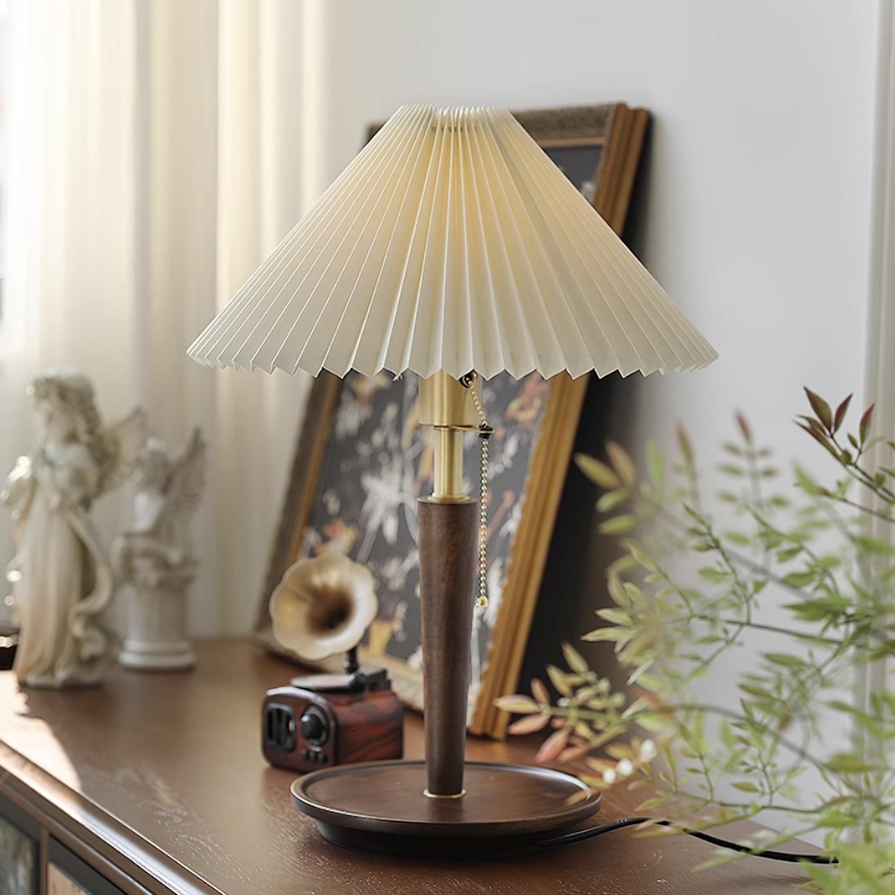 Suki Pleated Table Lamp 20.9″ - Docos